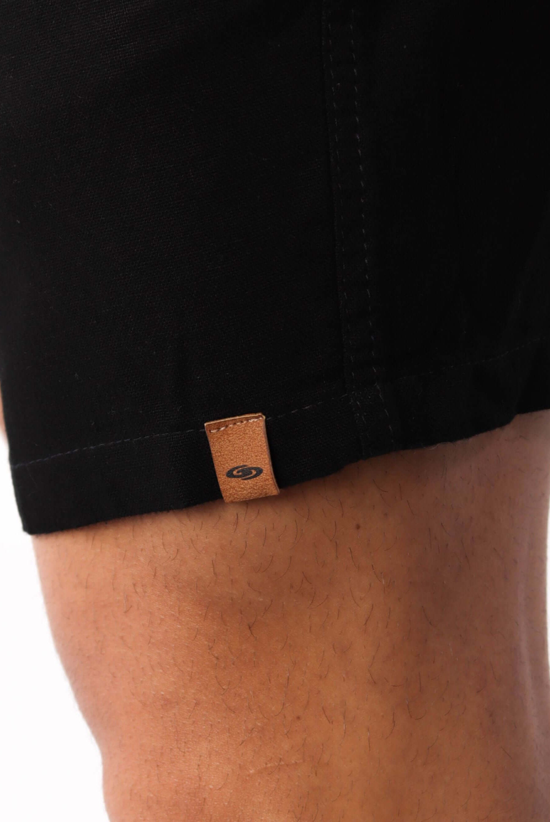 Short Linho Relax Preto da Greenish com detalhe de etiqueta, ideal para looks casuais e confortáveis.