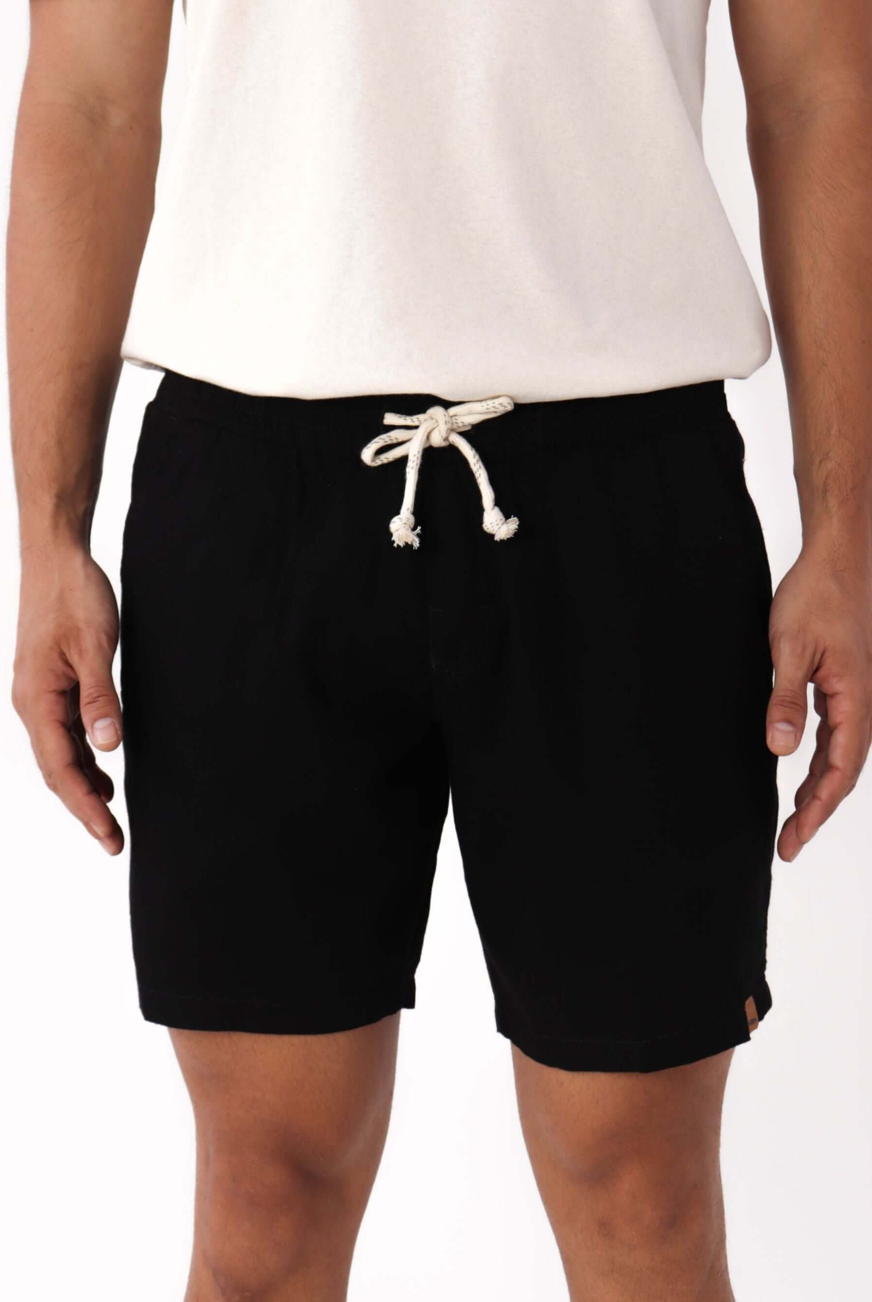 Short Linho Relax preto da marca Greenish, ideal para looks casuais e confortáveis no dia a dia.