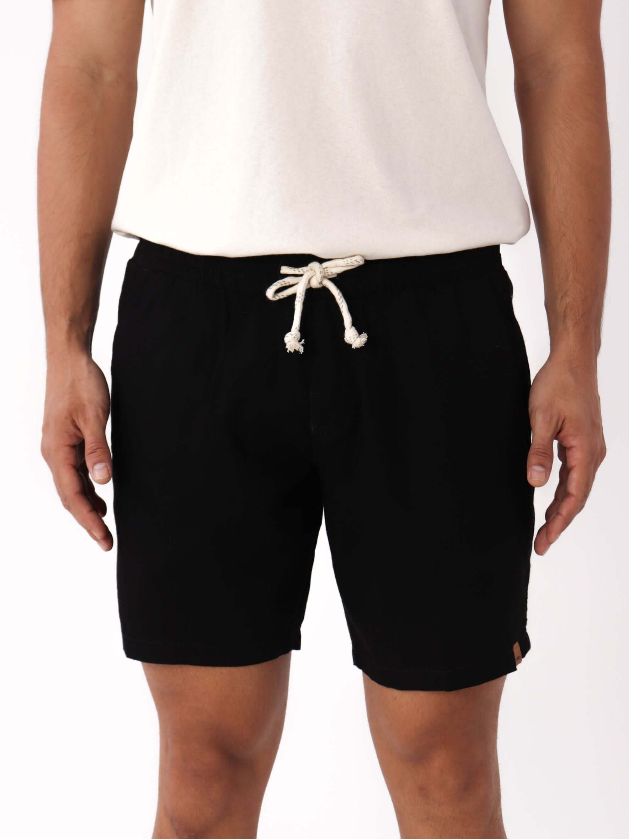 Short Linho Relax preto da marca Greenish, ideal para looks casuais e confortáveis no dia a dia.