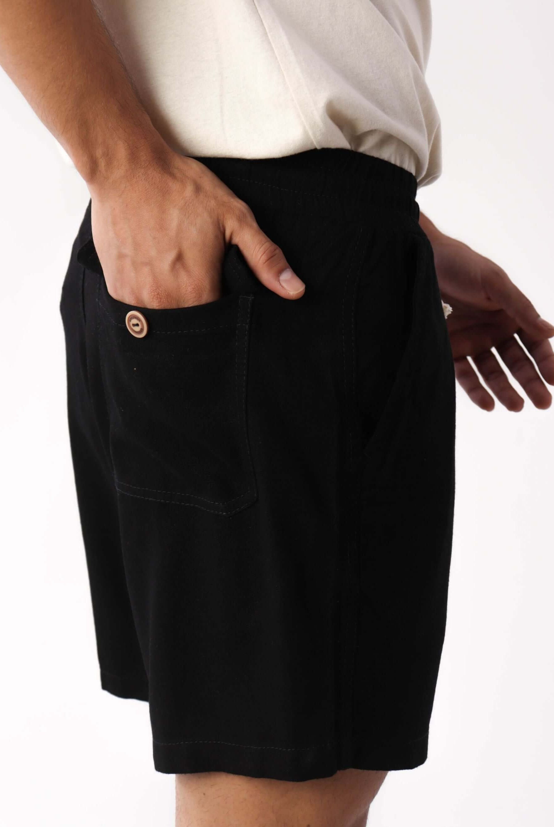 Short Linho Relax preto da Greenish, com cós elástico e bolso traseiro, ideal para looks descontraídos.