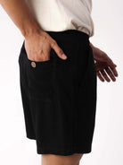 Short Linho Relax preto da Greenish, com cós elástico e bolso traseiro, ideal para looks descontraídos.