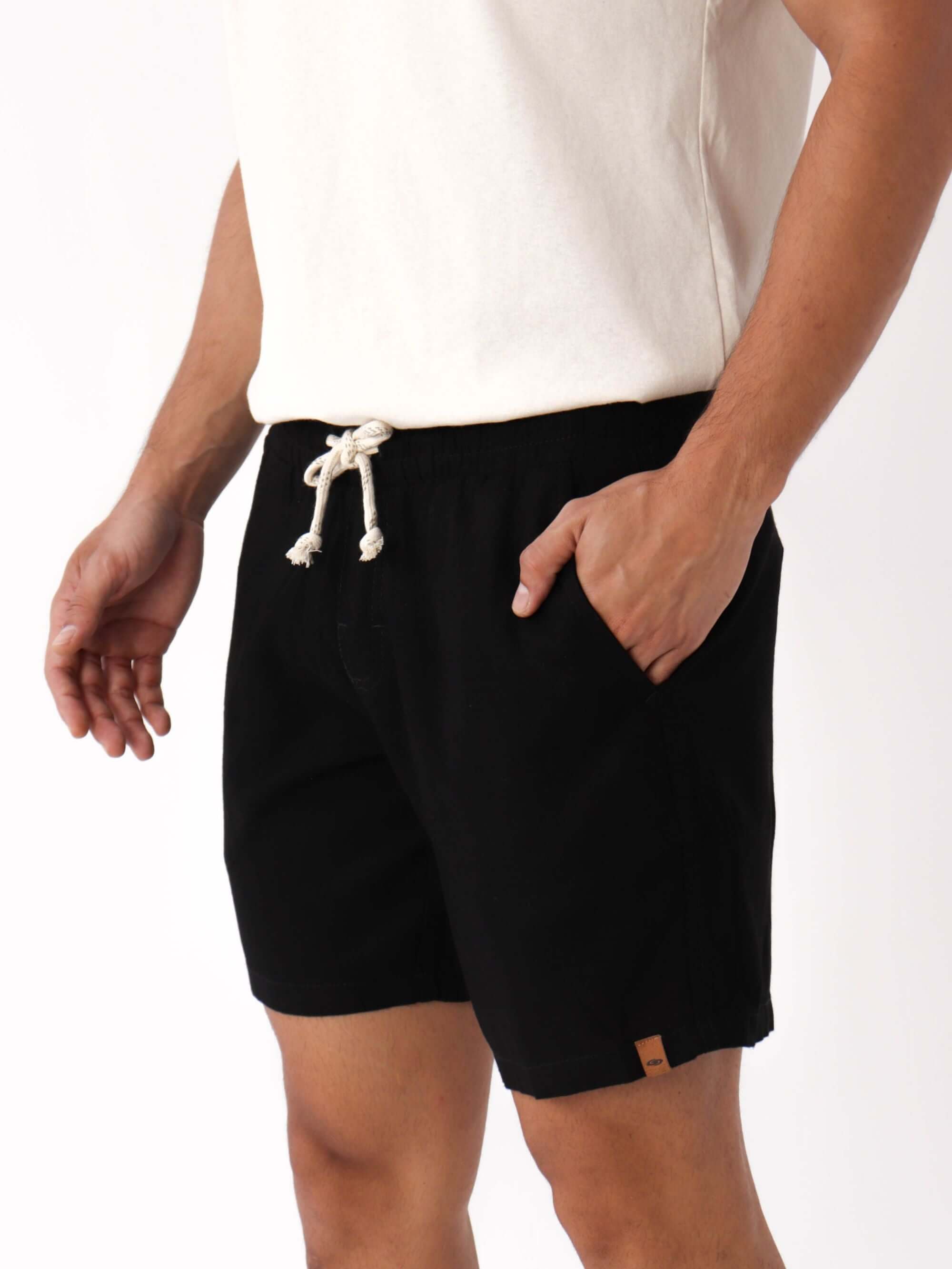 Short Linho Relax Preto da Greenish, perfeito para looks casuais e confortáveis, com cós elástico e bolso traseiro.