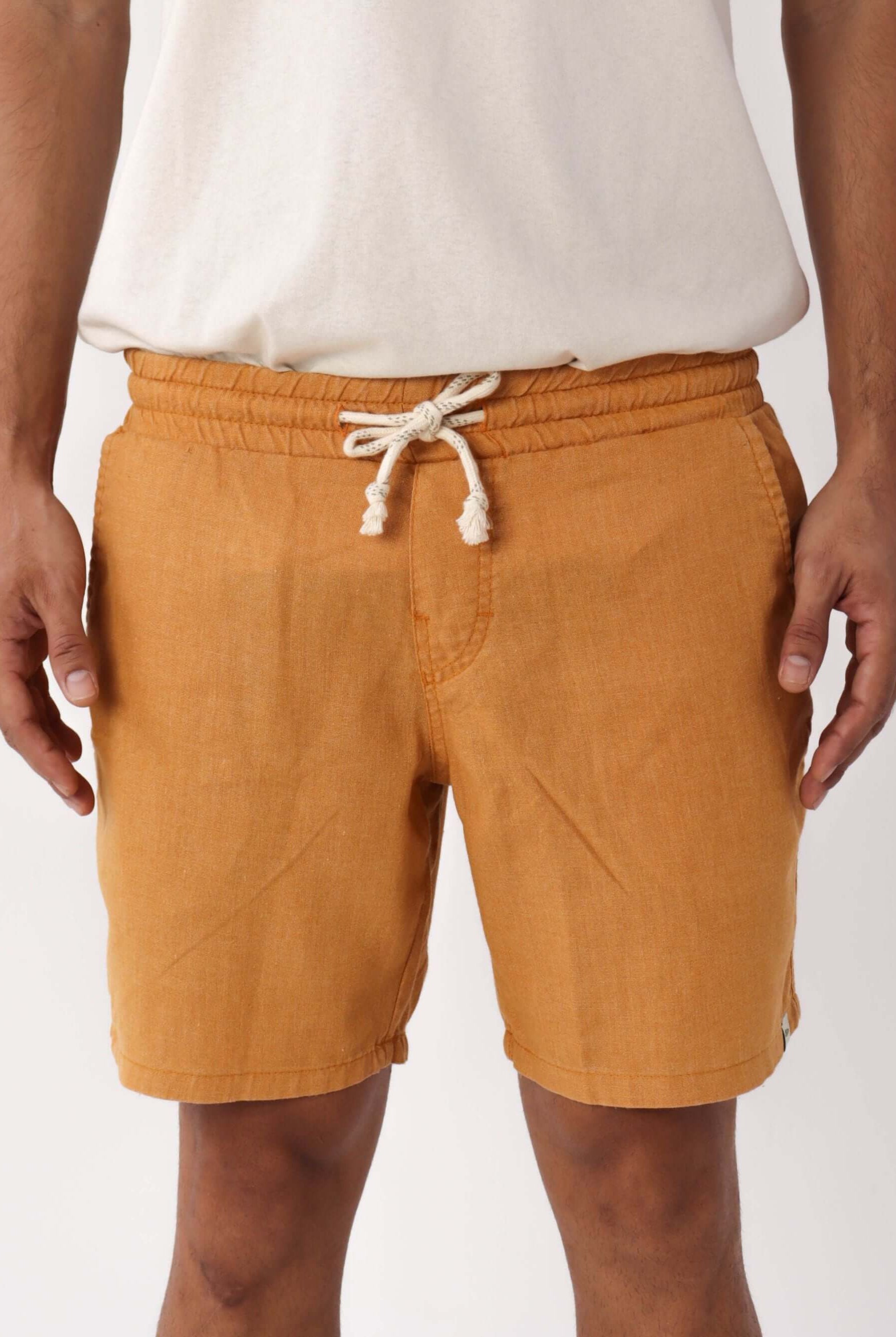 Short Linho Relax Tinturado Amarelo Escuro da Greenish, ideal para o pós surf, com cós elástico e cadarço de algodão.