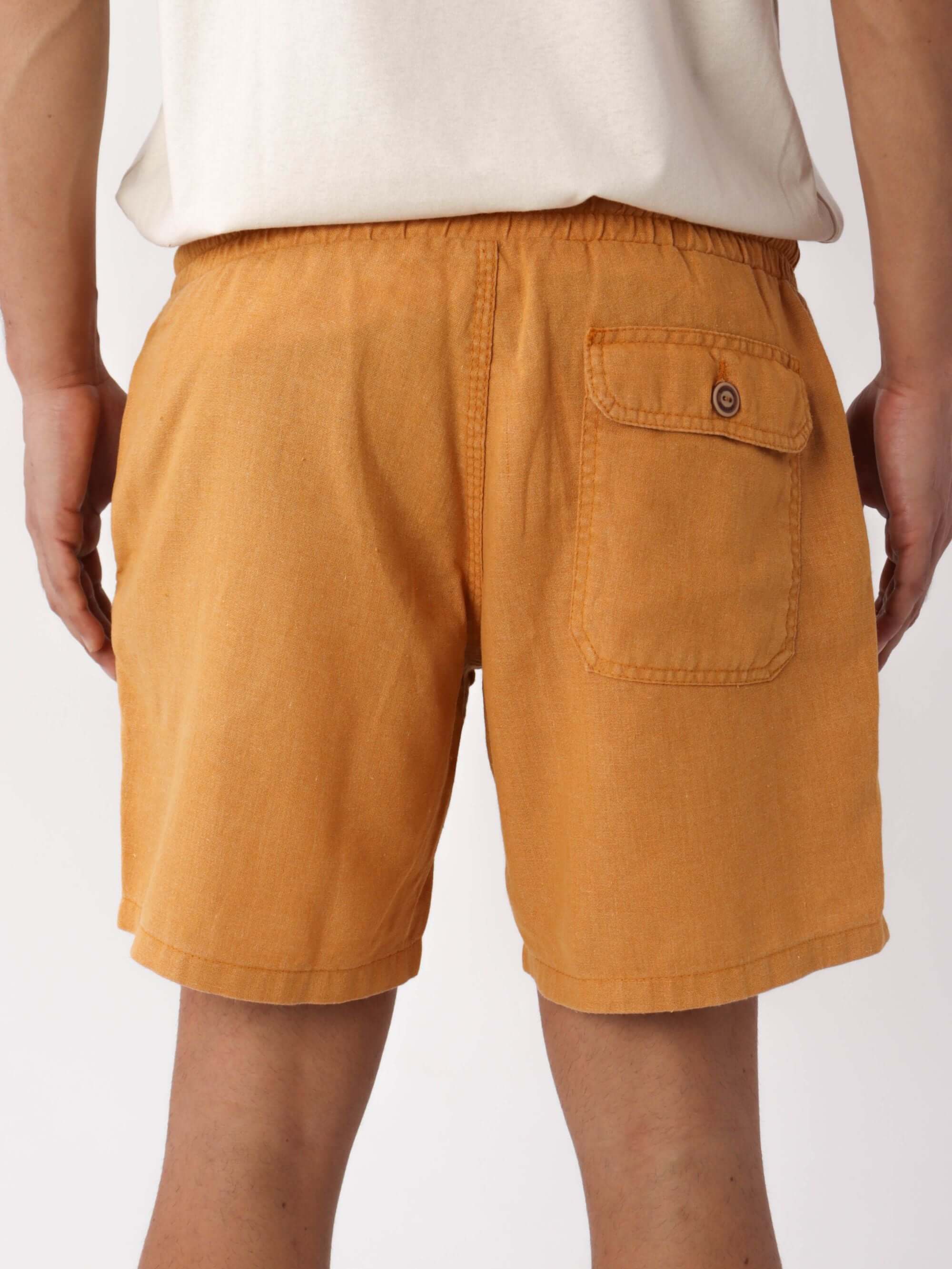 Short Linho Relax Tinturado da Greenish, parte traseira com bolso e cadarço, ideal para o pós surf.