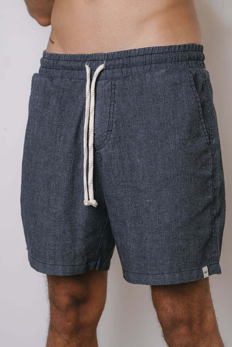 Short Linho Relax Tinturado Azul Marinho da Greenish, confortável e prático, ideal para o pós surf.