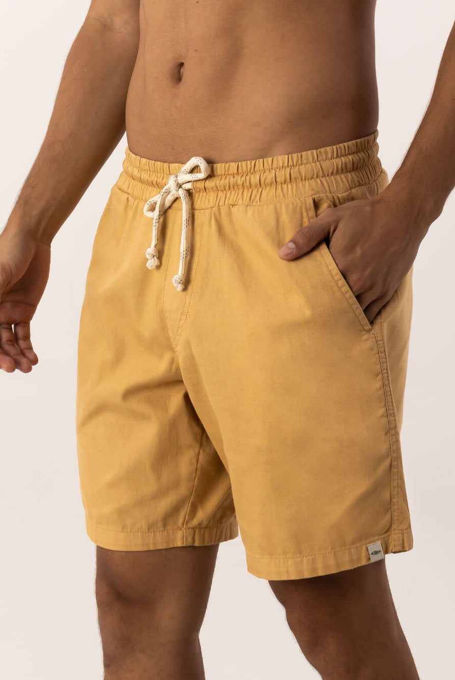 Short de linho relax tinturado em caqui da Greenish, ideal para após surf, com bolso e cadarço.