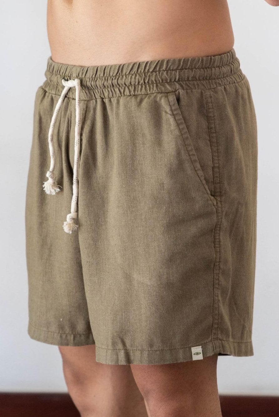 Short Linho Relax Tinturado Verde da Greenish, confortável e prático, ideal para o pós surf.