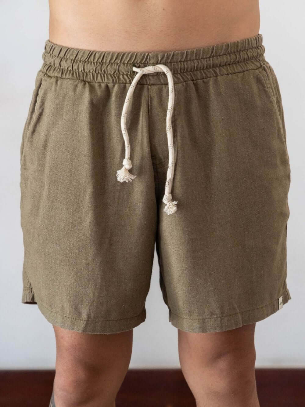 Short Linho Relax Tinturado Verde da Greenish, conforto e estilo para o pós-surf.