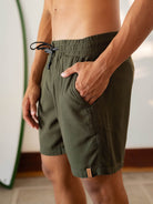 Short Linho Relax da Greenish em verde escuro, ideal para looks casuais e confortáveis no dia a dia.