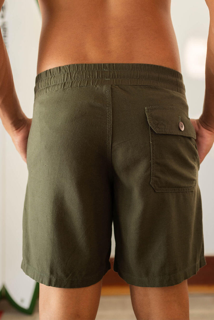 Short Linho Relax verde escuro da Greenish, com cós elástico e bolso traseiro. Estilo casual e confortável.