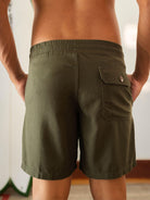 Short Linho Relax verde escuro da Greenish, com cós elástico e bolso traseiro. Estilo casual e confortável.