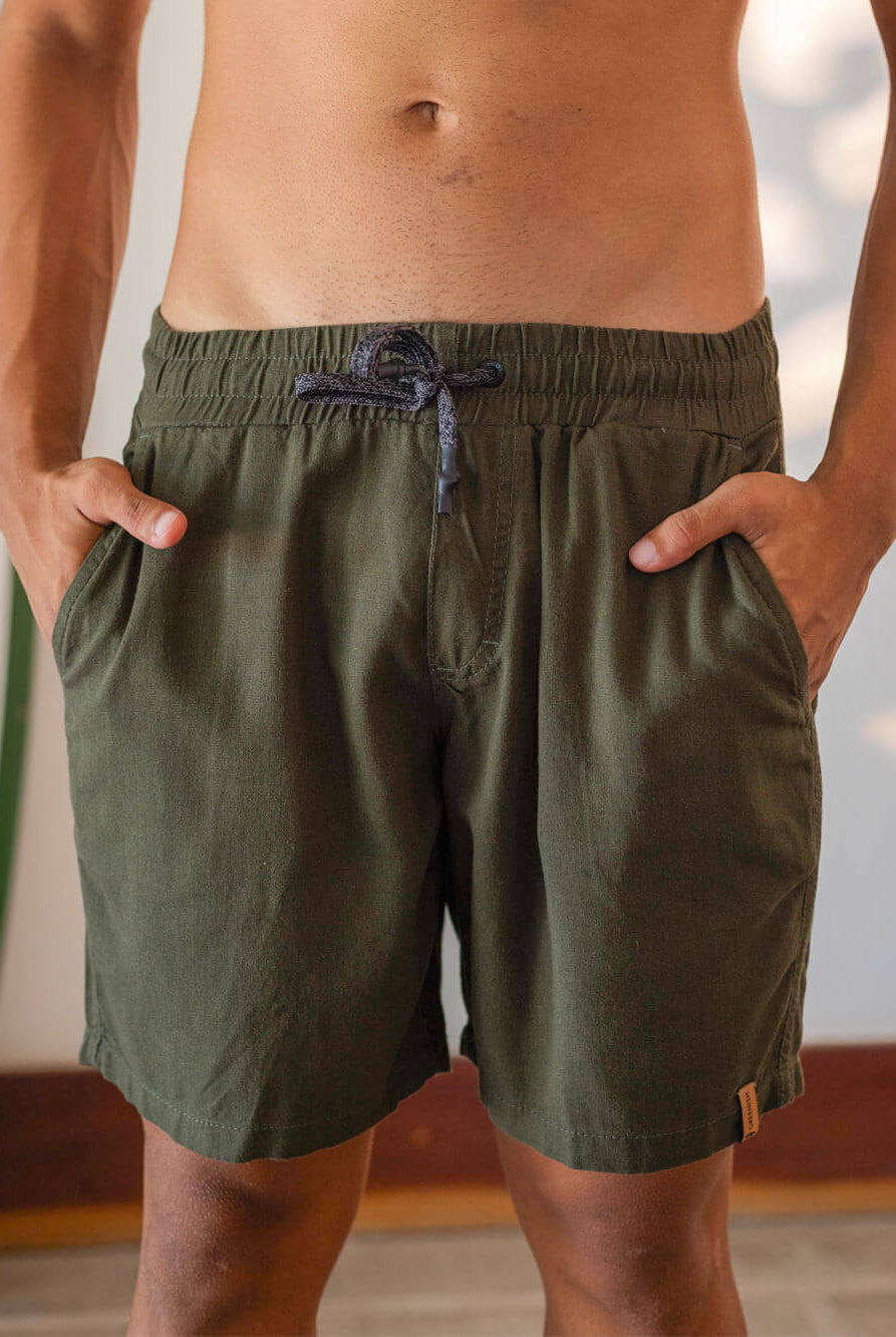 Short Linho Relax verde escuro da marca Greenish, ideal para looks casuais e confortáveis do dia a dia.