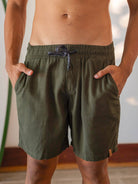 Short Linho Relax verde escuro da marca Greenish, ideal para looks casuais e confortáveis do dia a dia.