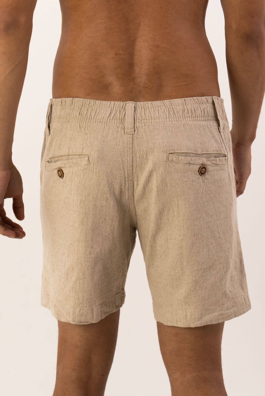 Shorts Linho Wind da Greenish, vistos de costas, confortáveis e estilosos para o dia a dia.