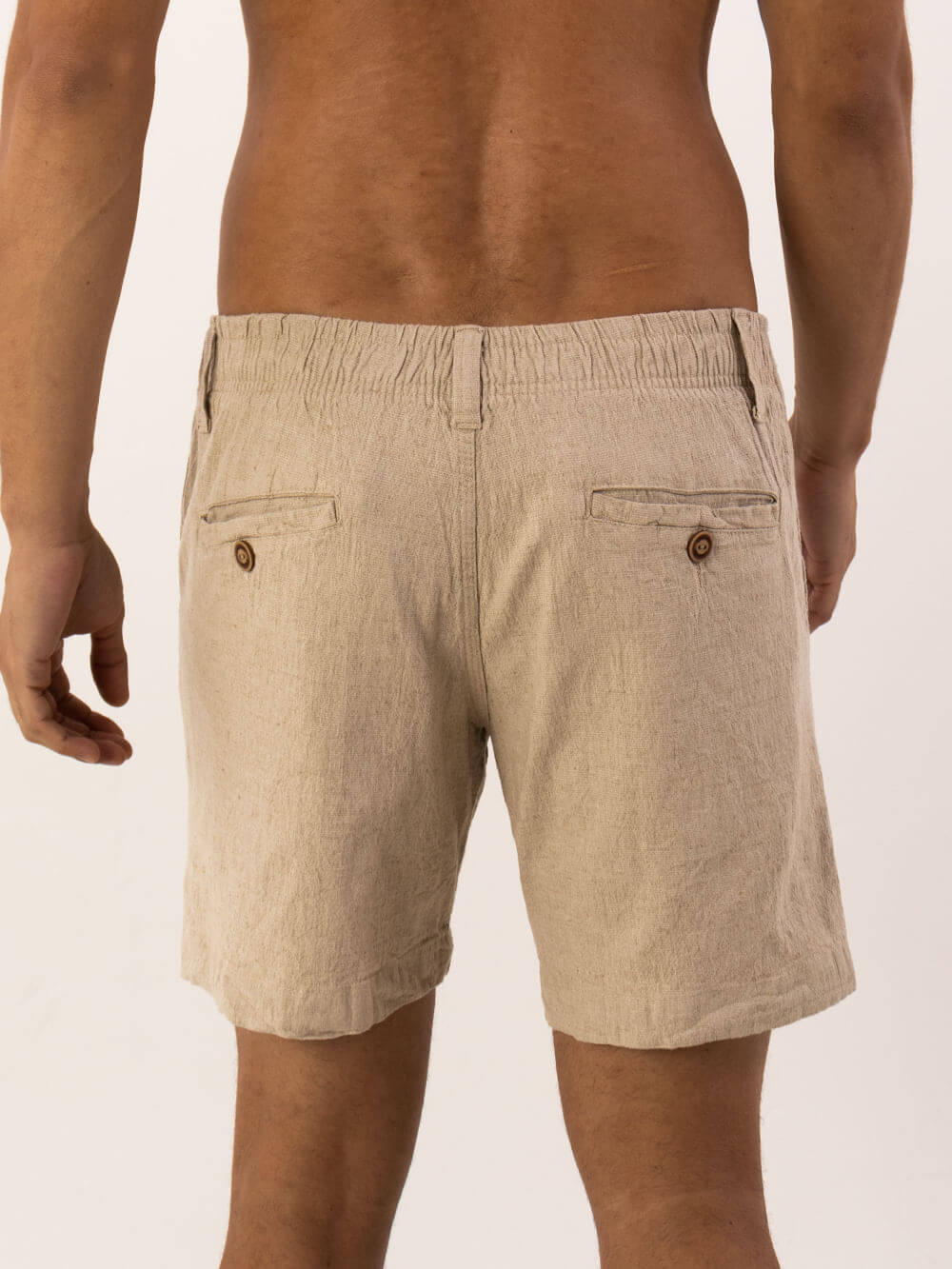 Shorts Linho Wind da Greenish, vistos de costas, confortáveis e estilosos para o dia a dia.