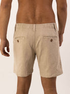 Shorts Linho Wind da Greenish, vistos de costas, confortáveis e estilosos para o dia a dia.