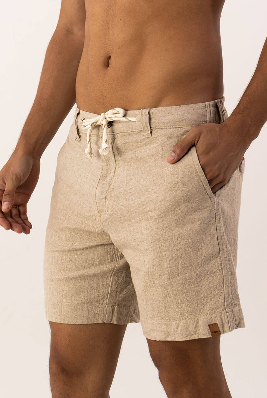 Short Linho Winds natural da Greenish, perfeito para looks descontraídos e confortáveis no dia a dia.