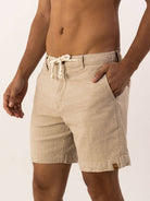 Short Linho Winds natural da Greenish, perfeito para looks descontraídos e confortáveis no dia a dia.
