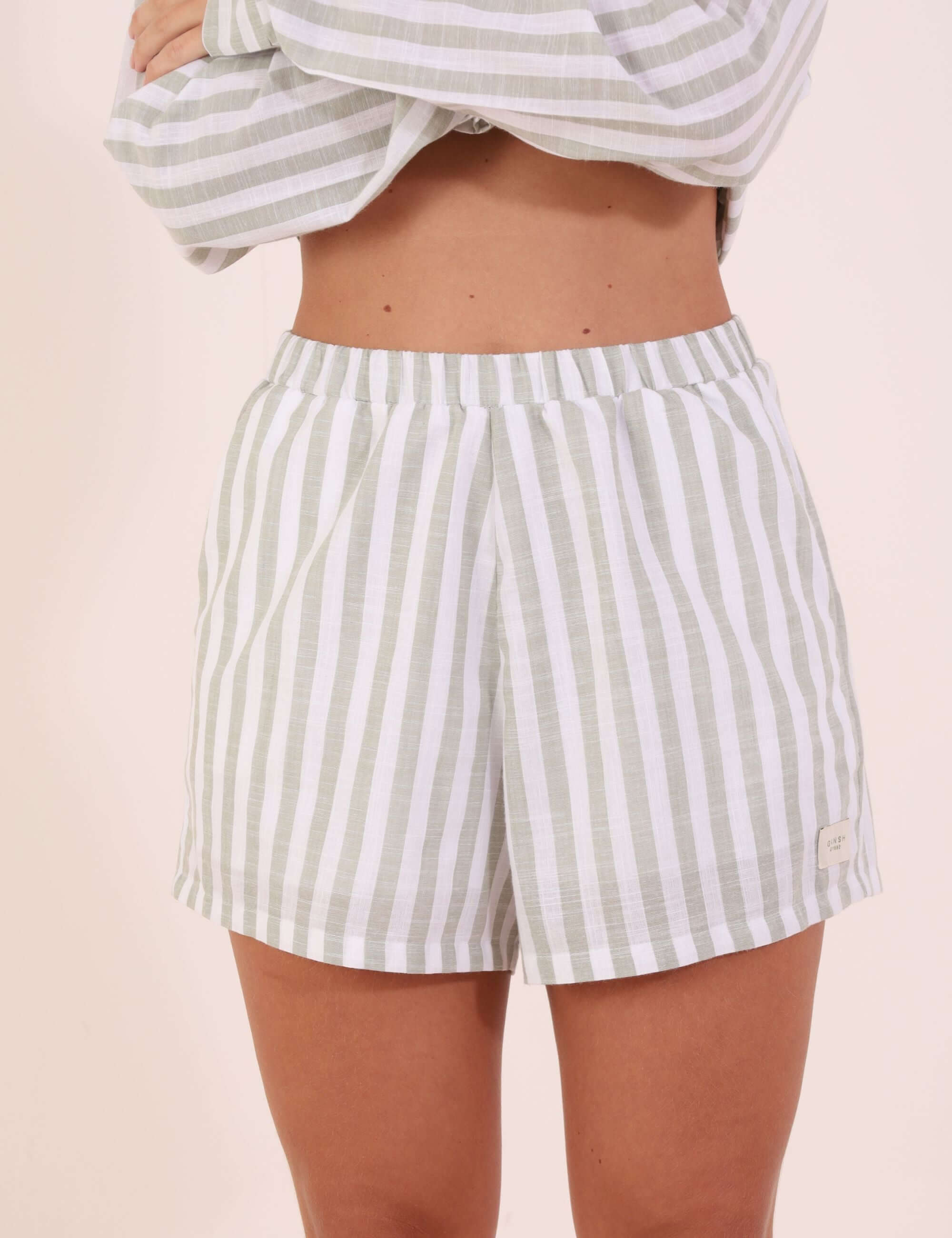 Short Marine - Verde with classic stripes and elastic waistband, perfect for outdoor activities, crafted from 100% cotton fabric.