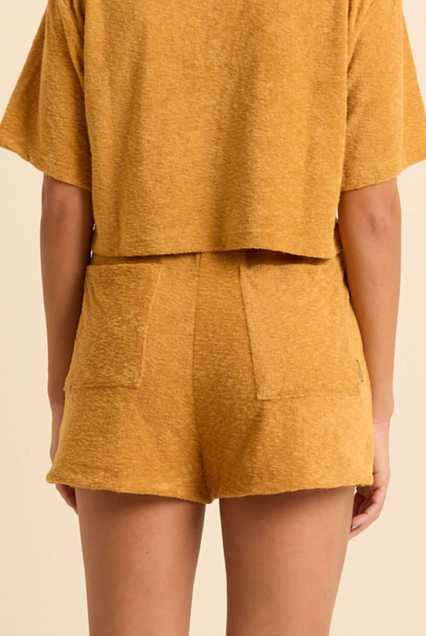 Short Marzo amarelo da Greenish, com cós elástico e bolsos traseiros, perfeito para looks confortáveis.