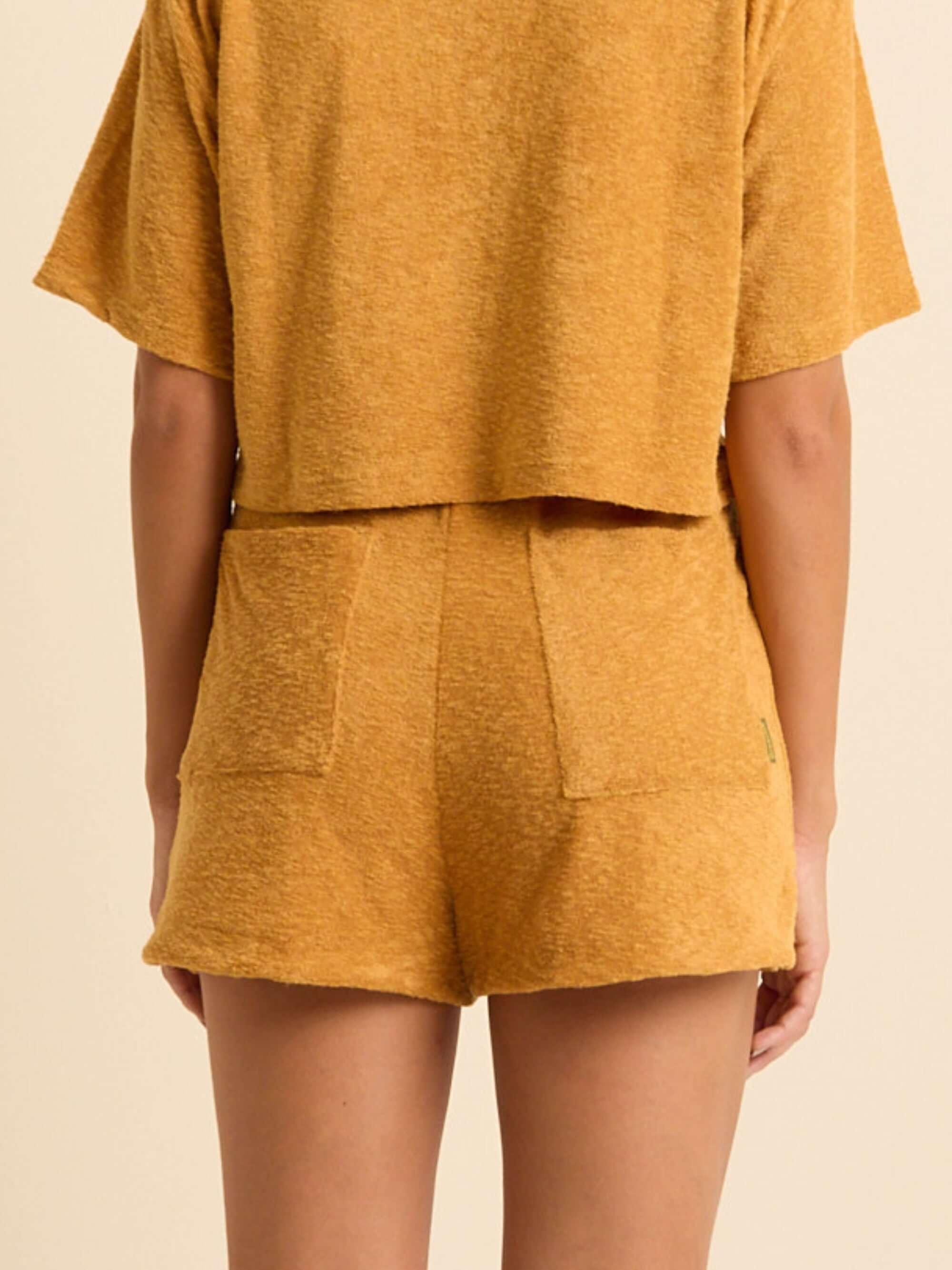 Short Marzo amarelo da Greenish, com cós elástico e bolsos traseiros, perfeito para looks confortáveis.