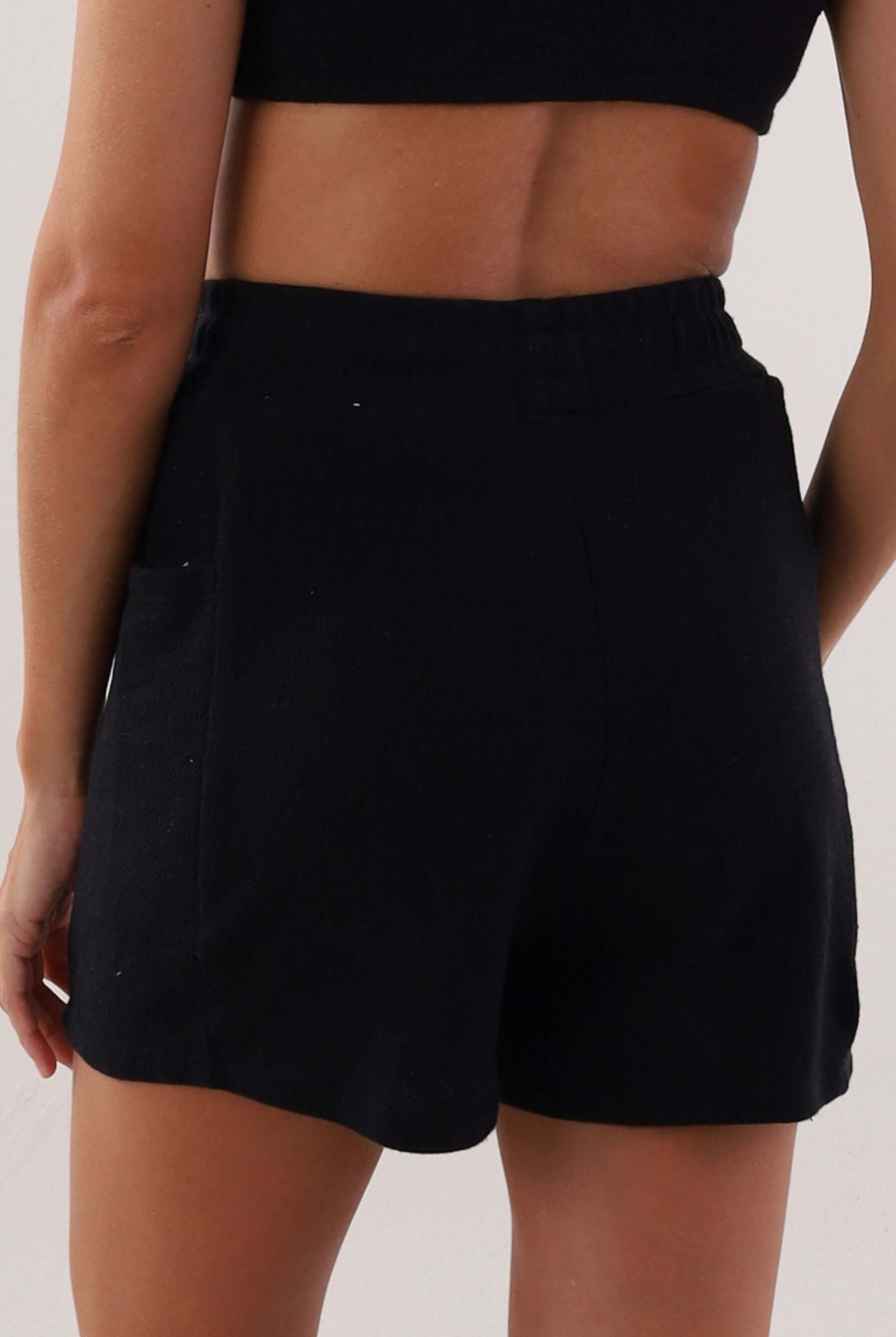 Short Mila - Preto da marca Greenish, mostrando as costas e o design elegante e confortável.