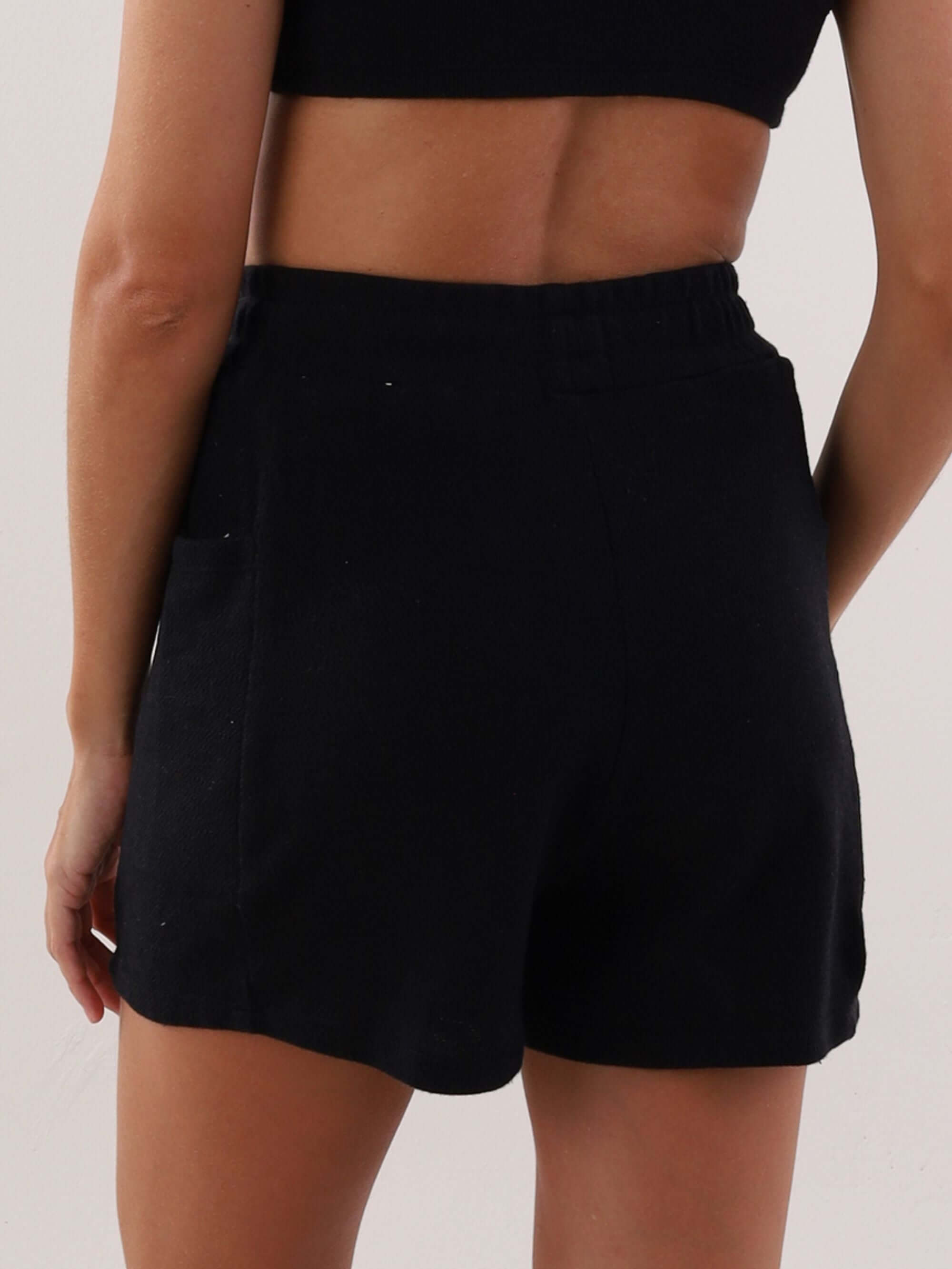 Short Mila - Preto da marca Greenish, mostrando as costas e o design elegante e confortável.