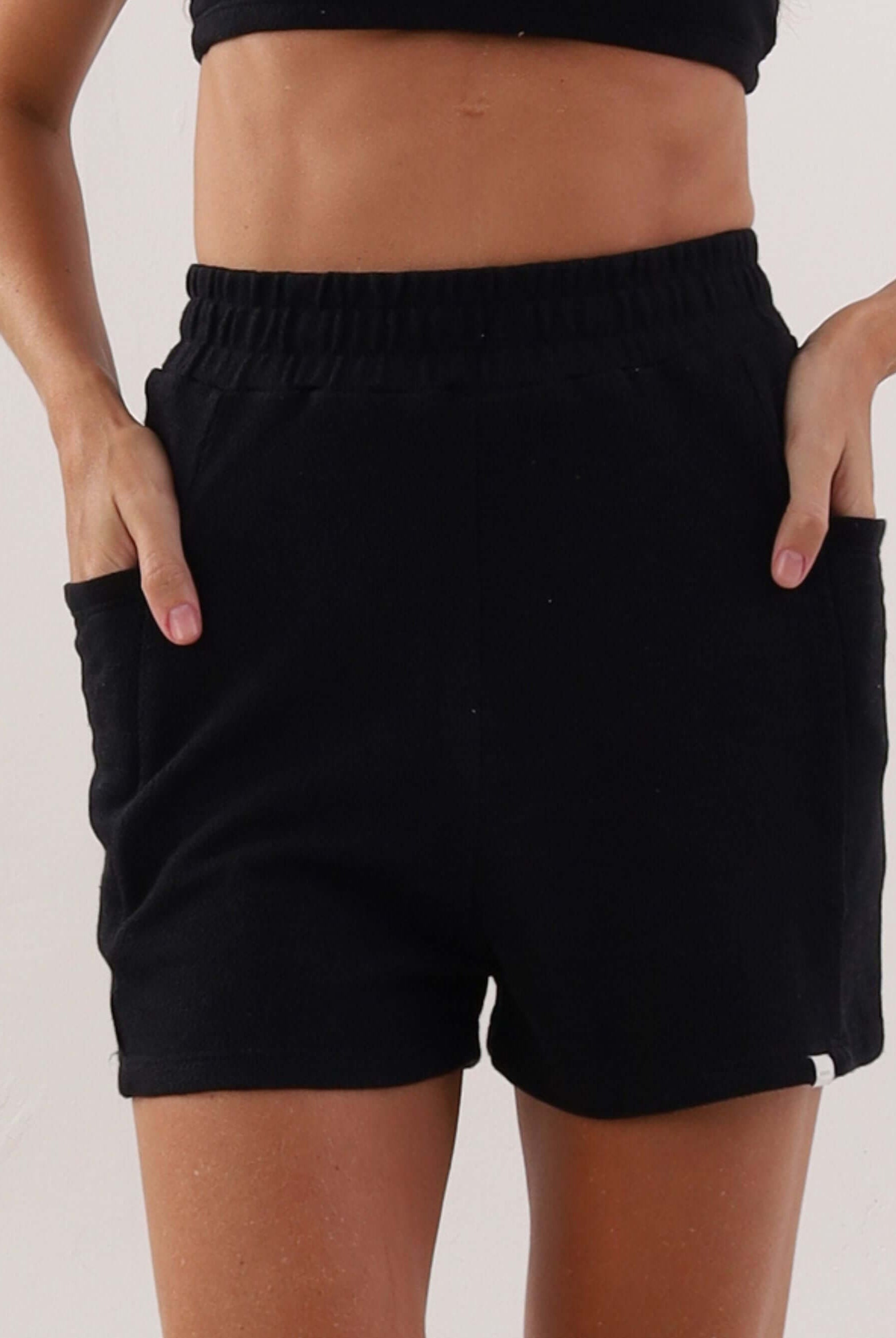 Short Mila Preto da Greenish, modelo feminino com bolsos, ideal para conforto e estilo no dia a dia.