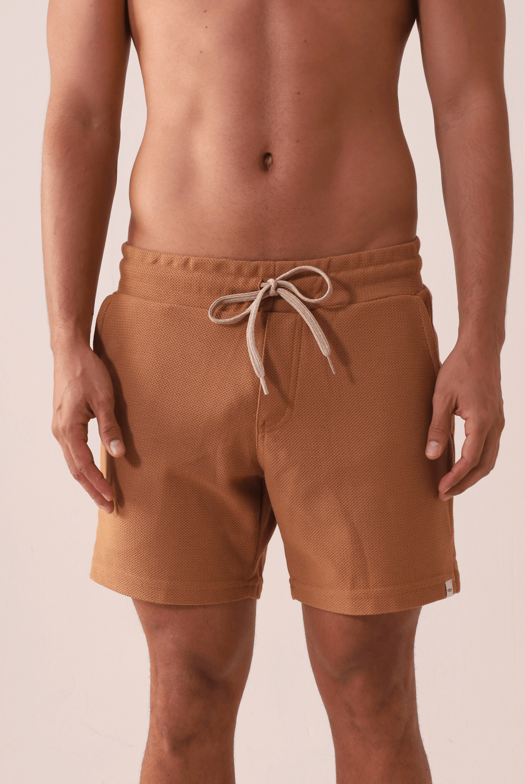SHORT MOLETOM ARTISAN - AMARELO ESCURO, da Greenish, com cós elástico e cadarço, ideal para conforto e estilo retrô.