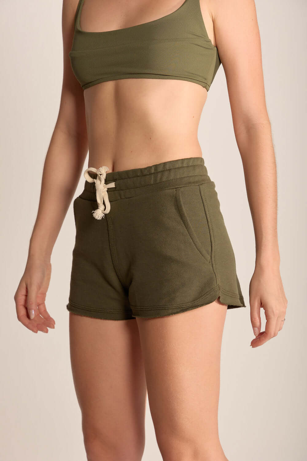 Short Moletom Basic Verde Escuro da marca Greenish, confortável e estiloso, ideal para o dia a dia.
