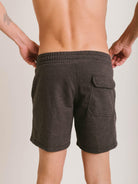 Short Moletom Le Rustic Preto da Greenish: confortável, texturizado com trama espinha de peixe, modelagem curta e cadarço.