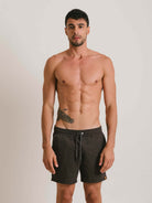 Short Moletom Le Rustic preto da Greenish, confortável e moderno, tecido de algodão e poliéster, modelagem curta.