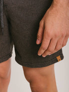 Short Moletom Le Rustic - Preto da Greenish, detalhes da trama espinha de peixe e acabamento moderno.