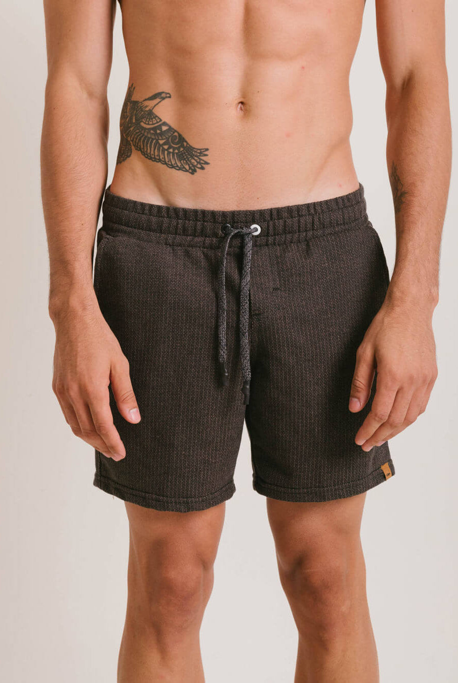 Short moletom Le Rustic da Greenish, preto, confortável com cadarço e trama espinha de peixe.