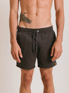 Short moletom Le Rustic da Greenish, preto, confortável com cadarço e trama espinha de peixe.