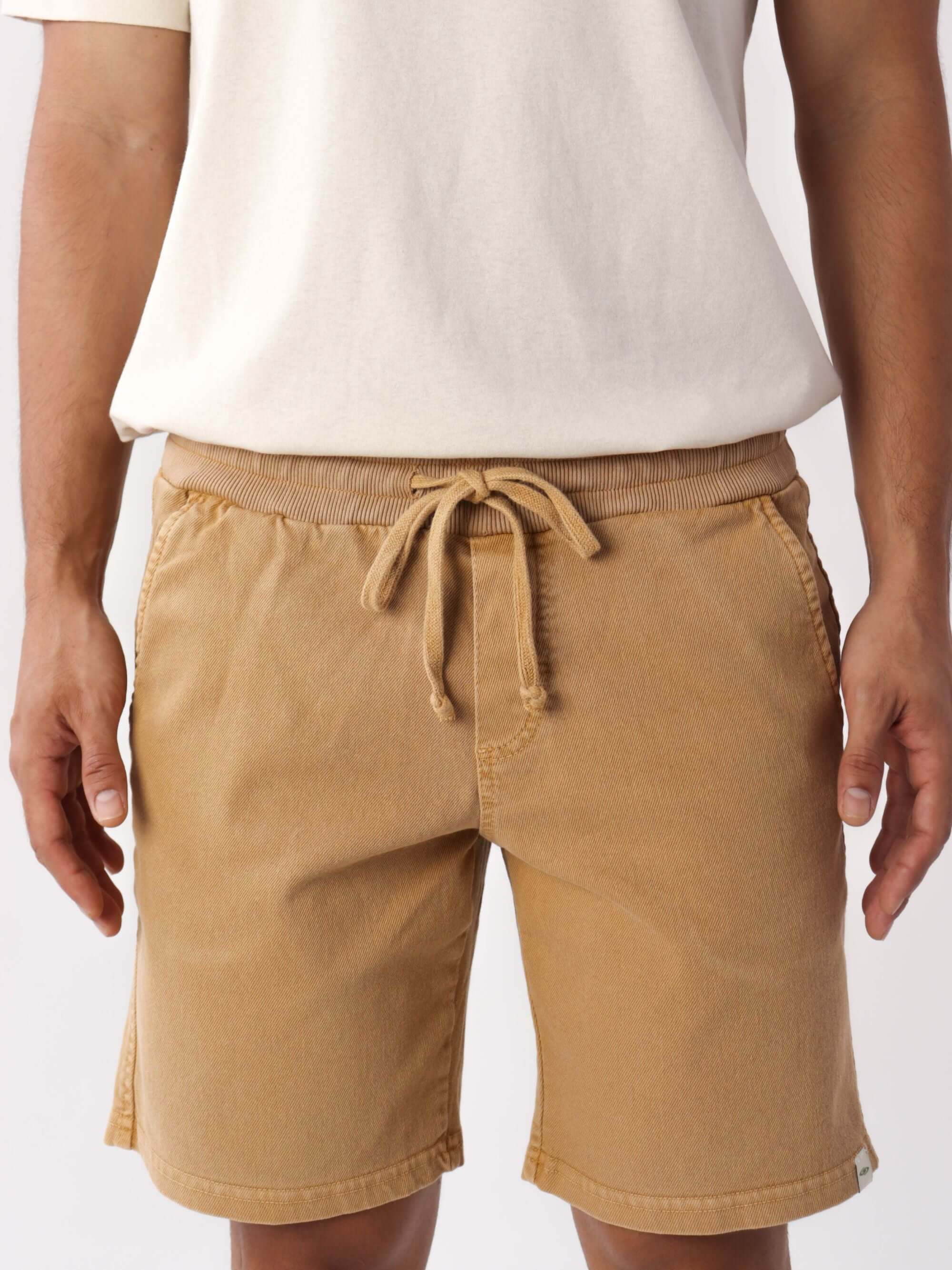 Short Rio Stone - Amarelo da Greenish, prático e confortável, ideal para o dia a dia com estilo casual e vintage.