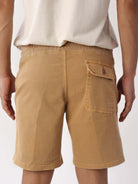 Short Rio Stone Amarelo da Greenish, com cadarço de algodão e bolso traseiro, perfeito para o dia a dia.