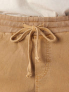 Detalhe do cadarço de algodão do Short Rio Stone - Amarelo da Greenish, ideal para conforto e estilo casual.