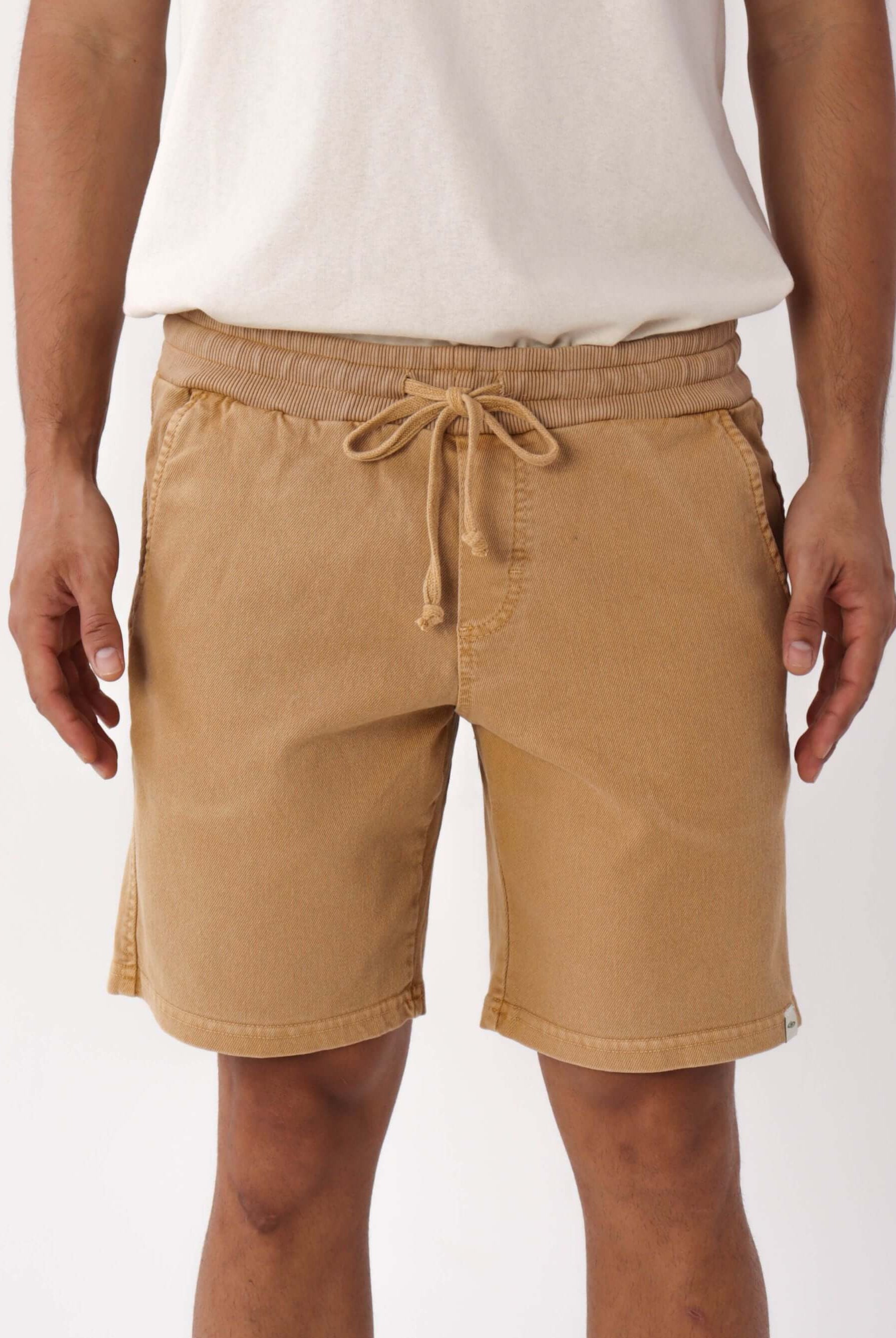 Short Sarja Tinturada Amarelo da Greenish, prático e confortável, perfeito para o dia a dia.