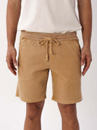 Short Sarja Tinturada Amarelo da Greenish, prático e confortável, perfeito para o dia a dia.