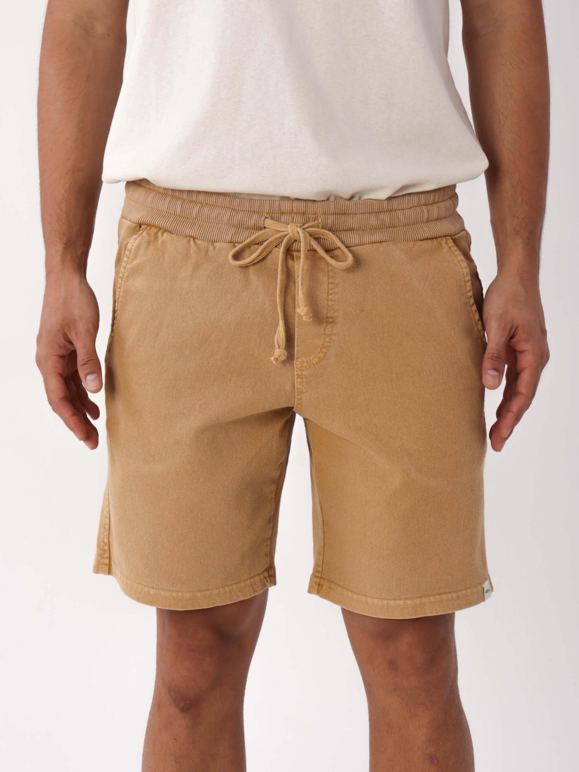 Short Sarja Tinturada Amarelo da Greenish, prático e confortável, perfeito para o dia a dia.