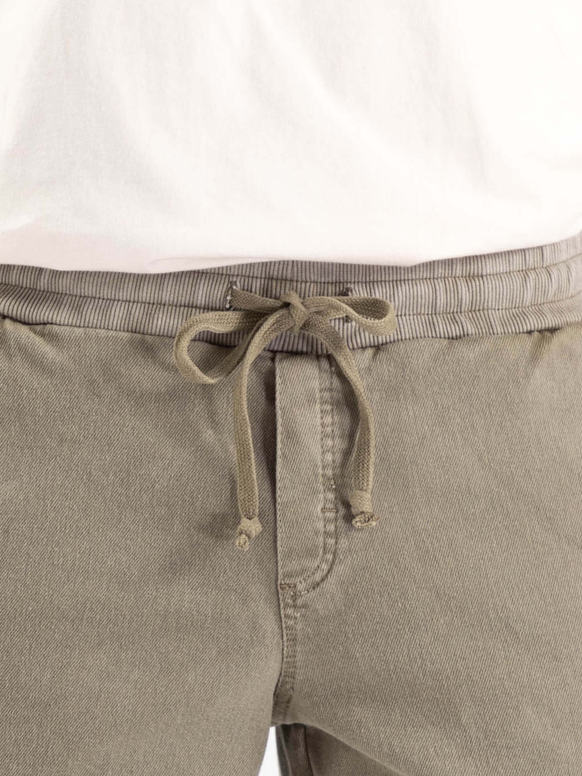 Detalhe do Short RIO Stone Verde com cadarço de algodão da marca Greenish, estilo casual e confortável.