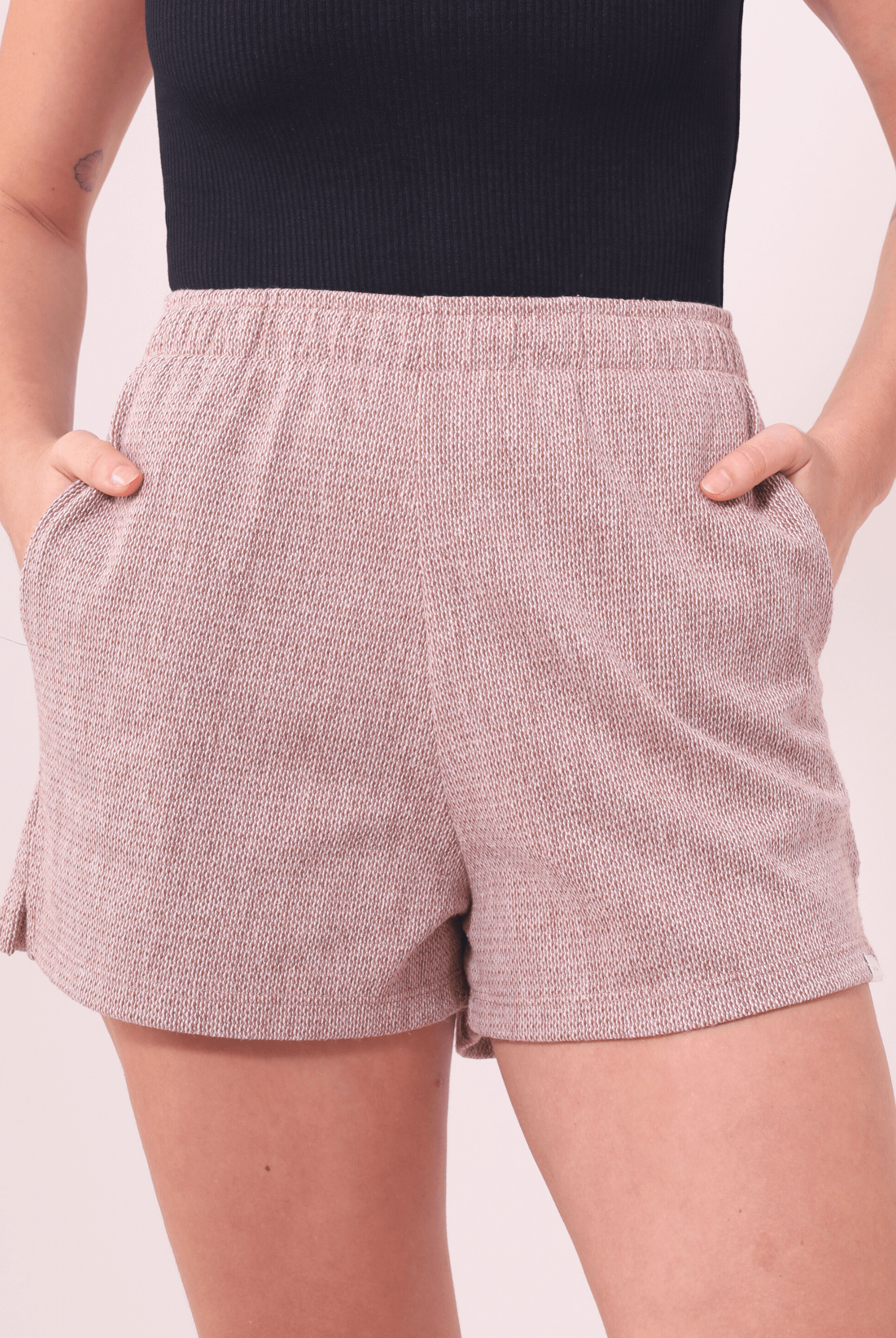 Short Salty Bege da Greenish com cintura alta, textura rústica e bolsos laterais, ideal para conforto e estilo.