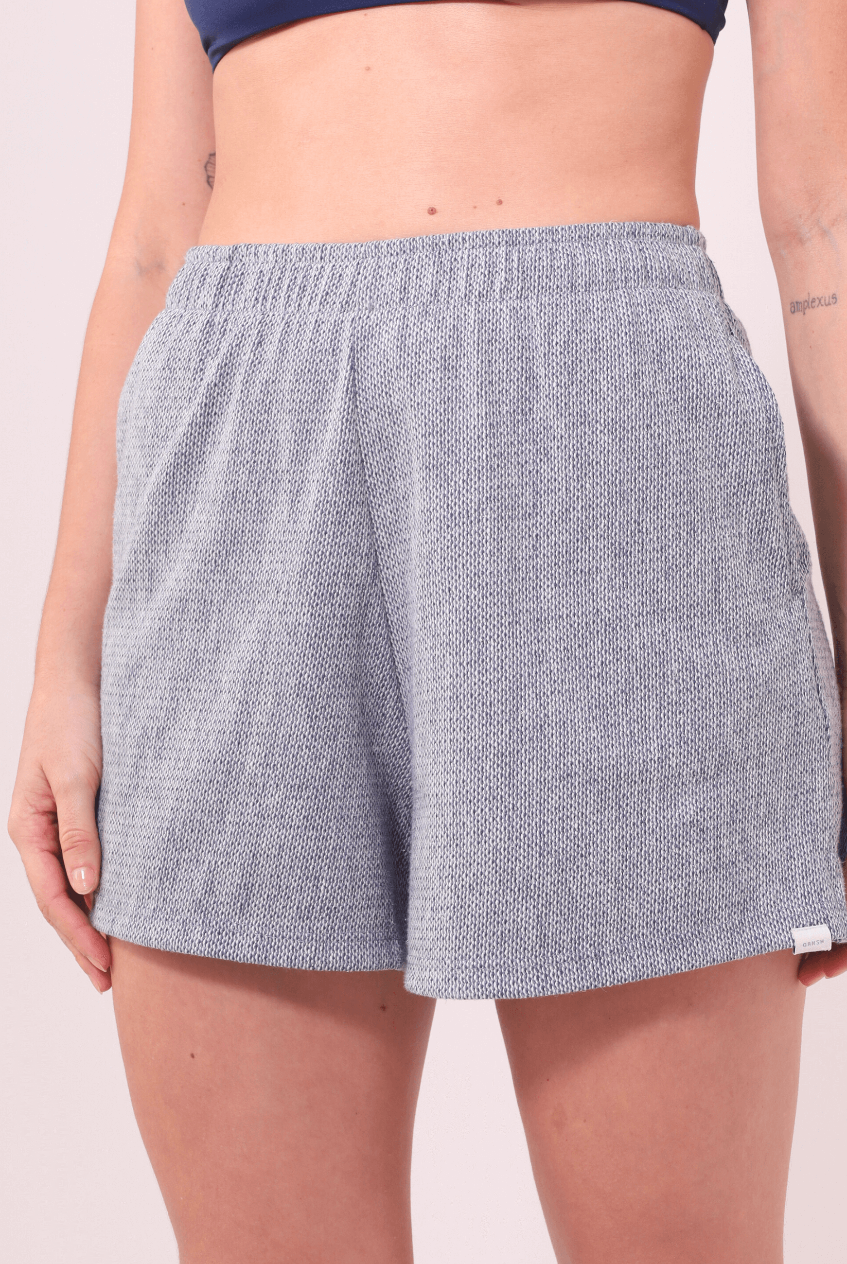 Short Salty Cinza da Greenish com listras verticais e cintura alta, perfeito para conforto e estilo com tecido leve e bolsos laterais.
