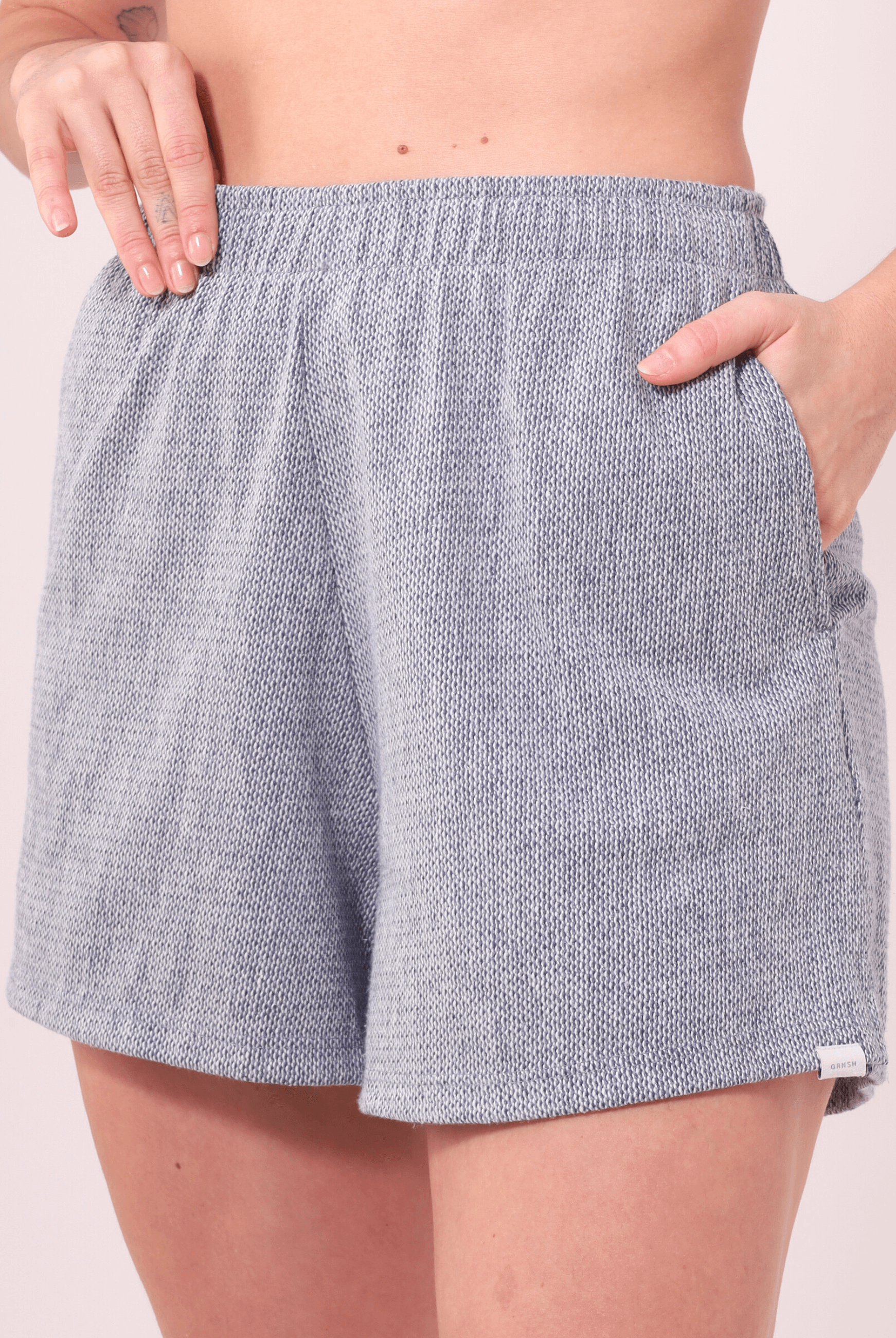 Modelo usando Short Salty Cinza da Greenish, com cintura alta, bolsos laterais e fenda na barra para conforto e estilo.