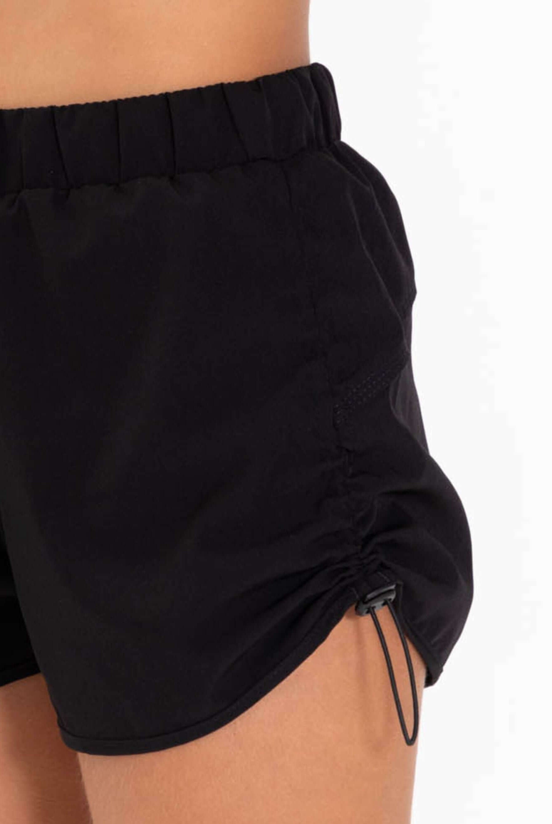 Shorts esportivos femininos Greenish Active Day em preto, conforto e estilo para atividades ao ar livre.