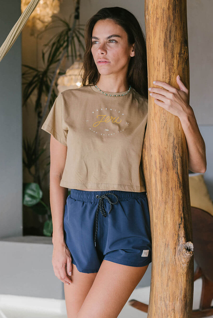 Modelo feminina usando short esportivo azul marinho da marca Greenish, combinação perfeita com estilo e conforto.