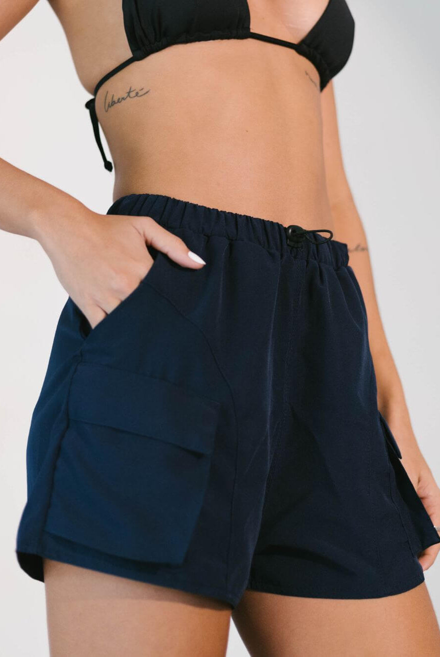 Short Sport Cargo Paradiso Greenish azul marinho, confortável e prático com bolsos para looks despojados.