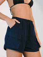 Short Sport Cargo Paradiso Greenish azul marinho, confortável e prático com bolsos para looks despojados.