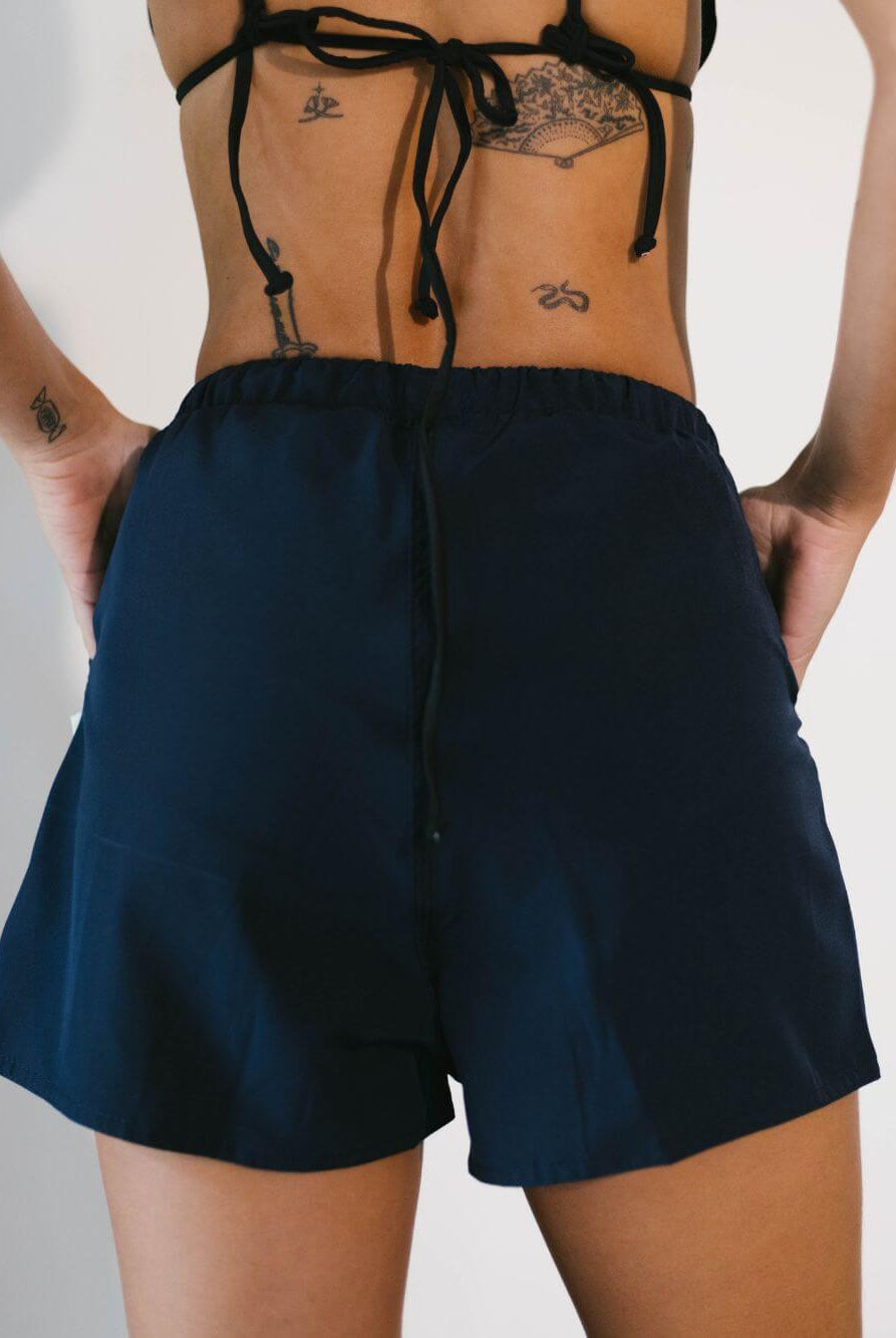 Short Sport Cargo Paradiso azul marinho da Greenish, leve e confortável com cós elástico regulável e bolsos práticos.